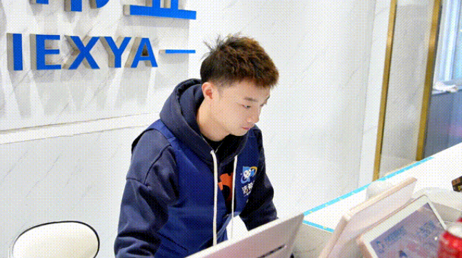 兄弟同心創(chuàng)業(yè)，加盟潔希亞成就開干洗店夢想！